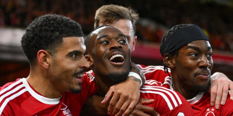 Các thành viên đội Nottingham Forest phối hợp ăn ý